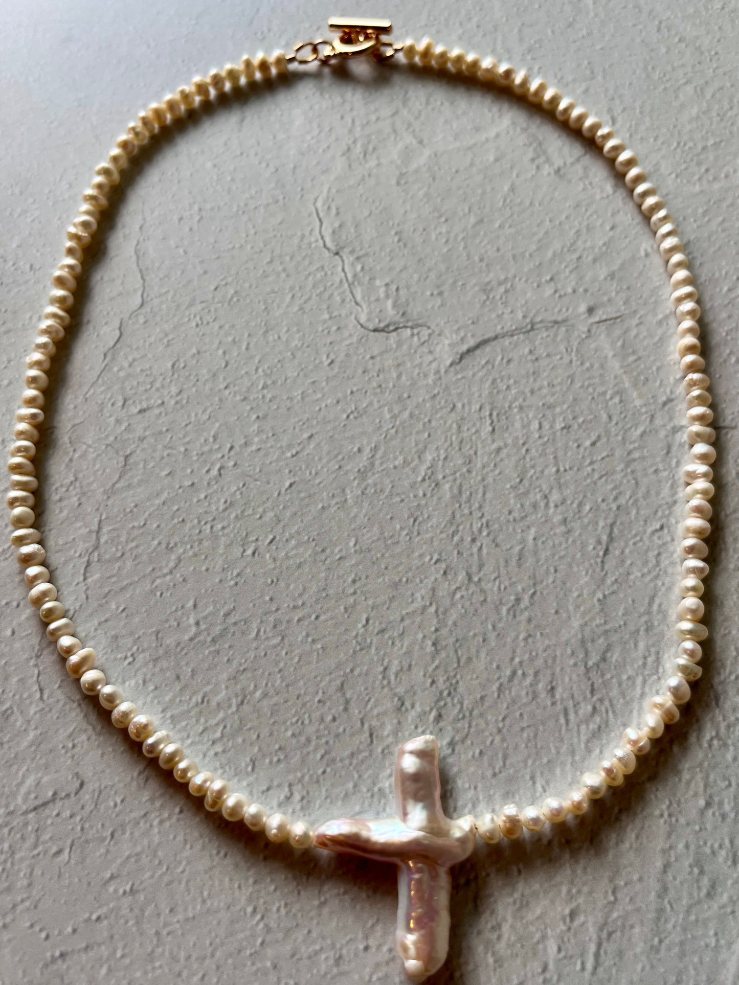 Freshwater pearls + cross - small pearls